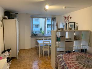 1 dormitorio con mesa y comedor en Your cosy private Apartment, en Múnich