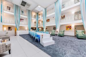 una grande stanza con tavolo e sedie di The Blu Hotel Blue Ash Cincinnati, Ascend Hotel Collection a Blue Ash