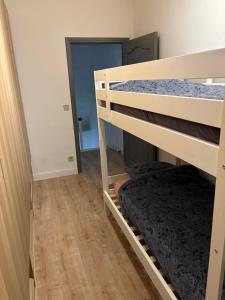 - une chambre avec 2 lits superposés et du parquet dans l'établissement Maison 3 chambres à Ciney, à Ciney