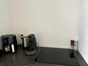 - un comptoir avec une cafetière dans l'établissement Maison 3 chambres à Ciney, à Ciney