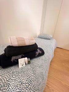 Una cama con toallas y almohadas encima. en Casa Augusta 4, en Braga