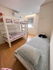 1 dormitorio con 2 literas en una habitación en Casa Augusta 4, en Braga