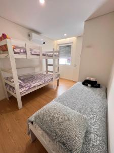 1 dormitorio con 2 literas y 1 cama en Casa Augusta 4, en Braga