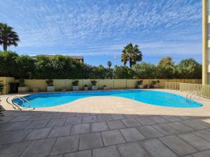 una gran piscina en un patio con cielo en Departamento a una cuadra de la Playa, en La Serena