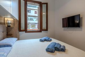 ein Schlafzimmer mit einem Bett mit zwei Handtuchpaaren in der Unterkunft Perseo case vacanze Mameli Apartment in Olbia