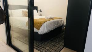 Spacious Studio In Sandton, Johannesburg房間的床