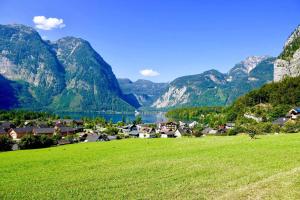 un village avec un lac et des montagnes en arrière-plan dans l'établissement Holiday Homes Obertraun/Oberösterreich 86, à Obertraun