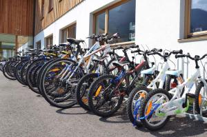 Une rangée de vélos garés à côté d'un bâtiment dans l'établissement Holiday Homes Obertraun/Oberösterreich 86, à Obertraun