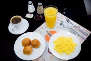 - une table avec des assiettes de nourriture et de boissons dans l'établissement Hotel CASA REAL, à Tacna