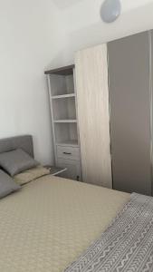 um pequeno quarto com uma cama e um closet em Neuaubing - Two Rooms Family Apartment near S8 &S5 train line - Direct from Airport em Munique