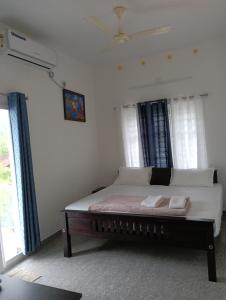 Whitefort Rohini Homestay -Serviced Villa में एक कमरे में एक या कई बेड