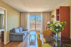 A seating area at Apartamentos Juan Bravo