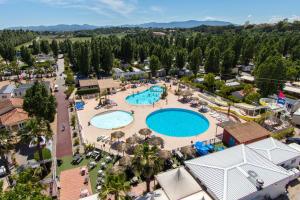 una vista aérea de un complejo con 2 piscinas en Camping Officiel Siblu le Montourey, en Fréjus