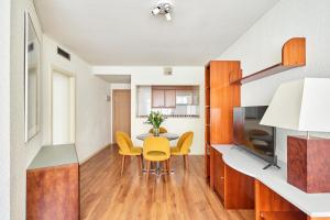 A seating area at Apartamentos Juan Bravo