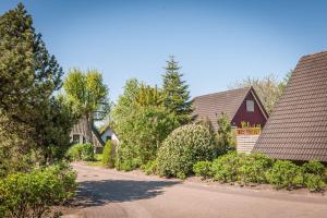 une rue dans un quartier résidentiel avec des maisons dans l'établissement Cuxlandhotel Doppelzimmer 119, à Dorum Neufeld