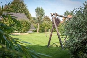 un cadre en bois dans l'herbe d'une cour dans l'établissement Cuxlandhotel Studio 204, à Dorum Neufeld