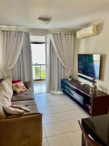 A television and/or entertainment centre at Barra Family com piscina e spa, 2 quartos