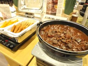 een pot met eten bovenop een fornuis bij APA Hotel Nagoya Sakae Ekimae EXCELLENT in Nagoya