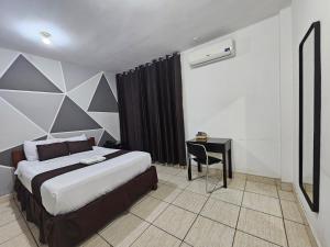 Tempat tidur dalam kamar di Hotel Villa del Sol