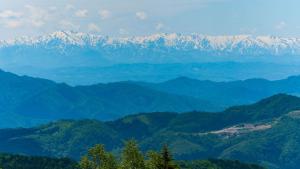 een uitzicht op een bergketen met besneeuwde bergen bij Mogamitakayu Zenshichinoyu Ohira in Zao Onsen