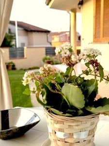 una cesta de flores sentada en una mesa en Rosa's House - zona ospedaliera, en Cagliari