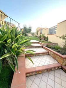 un jardín con escaleras y plantas frente a un edificio en Rosa's House - zona ospedaliera, en Cagliari