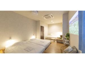 Many Thanks Resort Onomichi - Vacation STAY 15795 في أونوميتشي: غرفة نوم فيها سرير ابيض كبير