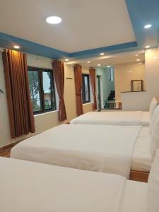 Tempat tidur dalam kamar di Anh Trang Homestay