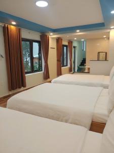 Tempat tidur dalam kamar di Anh Trang Homestay