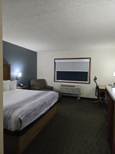 Tempat tidur dalam kamar di AmericInn by Wyndham Windsor Ft. Collins