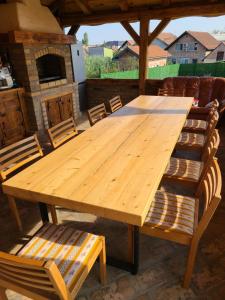 een houten tafel en stoelen op een patio bij Villa 1880 in Sremski Karlovci