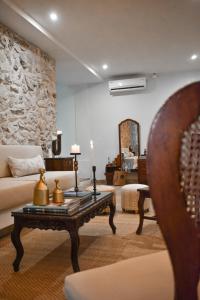 A seating area at Casa Noa Colonial Rooms