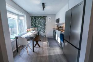 Kitchen o kitchenette sa Detached house near metro with private parking