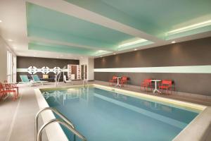 A piscina localizada em Tru By Hilton Lancaster East ou nos arredores