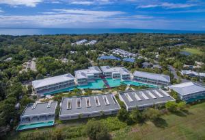 uma vista aérea de um resort com uma piscina em Pool Resort Port Douglas em Port Douglas