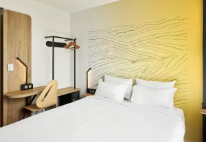 B&B HOTEL Paris Clichy-sous-Bois 3 étoiles房間的床