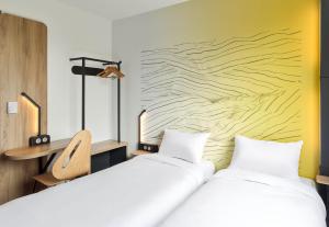 B&B HOTEL Paris Clichy-sous-Bois 3 étoiles房間的床