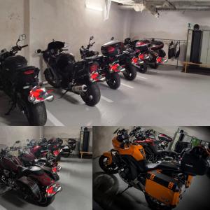 um grupo de motociclos estacionados numa garagem em Penzión Sova Ždiar em Ždiar