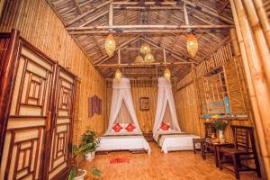 Ліжко або ліжка в номері Tam Coc Rice Fields Resort