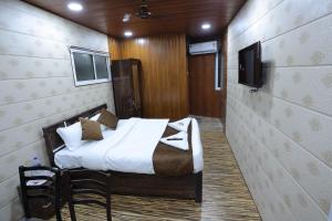 A bed or beds in a room at Hotel Shiv Vandana Inn - Thane