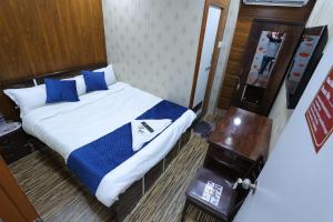 A bed or beds in a room at Hotel Shiv Vandana Inn - Thane