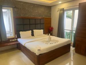 เตียงในห้องที่ Areia De Goa, Comfort Stay Apartment near Baga Beach