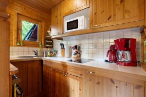 A kitchen or kitchenette at Ferienhaus Moritzburg