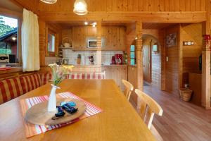 A kitchen or kitchenette at Ferienhaus Moritzburg