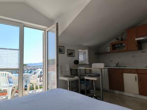 um quarto com uma cama e uma cozinha com vista em Apartments & Room Marina View em Vodice