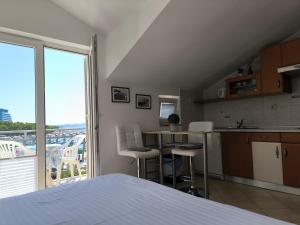 um quarto com uma cama e uma cozinha com vista em Apartments & Room Marina View em Vodice