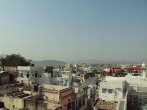 uma vista para uma cidade a partir dos telhados dos edifícios em Mewar Avenue Guest House em Udaipur