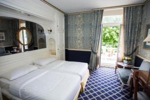 เตียงในห้องที่ Carlton Lausanne Boutique Hôtel