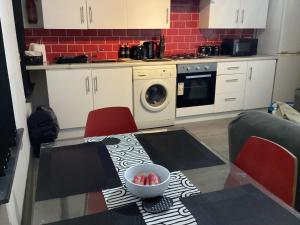 Una cocina o cocineta en Spacious 3 Bed Apartment by University free WiFi and Netflix