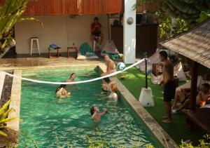 un gruppo di persone in piscina di Nyaman Hostel a Canggu